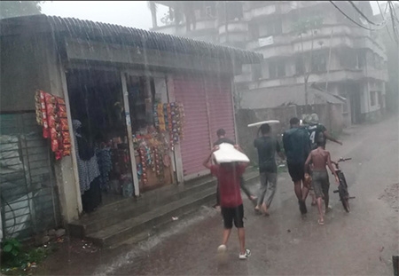 Heavy rainfall on the coast due to high air pressure in the North Bay of Bengal, warning signal number 03 at Payra port