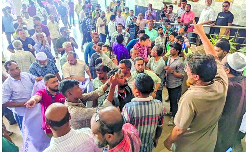 Angry depositors blockade merged banks in Chattogram 