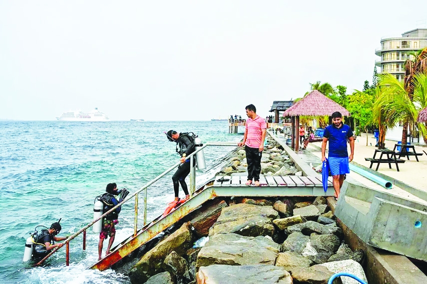 Maldives rescuers search for 5 drowned Italian divers