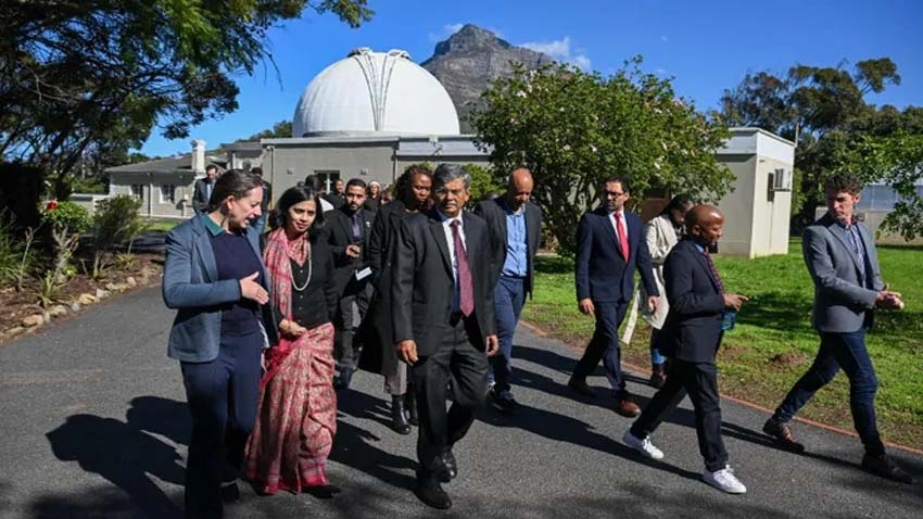 Strengthening India-South Africa scientific collaboration: A banner handover at the South African Astronomical Observatory