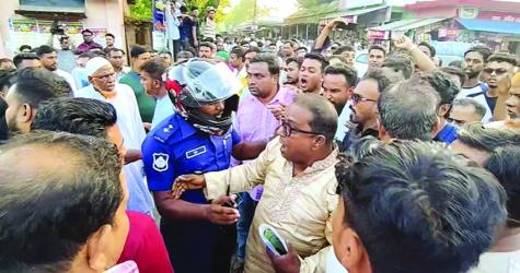Attack on former MP A K Azad\'s rally in Faridpur