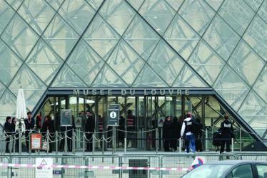 What jewels did the Louvre thieves target?