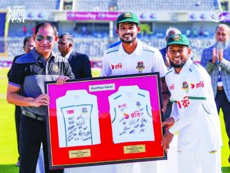 BD honours Mushfiqur as first cricketer to reach 100 Tests