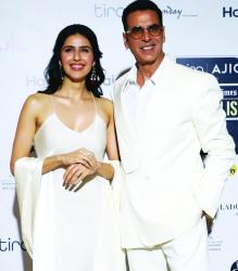 Akshay cheers for niece Simar's Bollywood debut