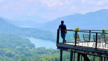 Sri Lanka: A Journey Through Tea Hills, Waterfalls, and Ocean Breeze