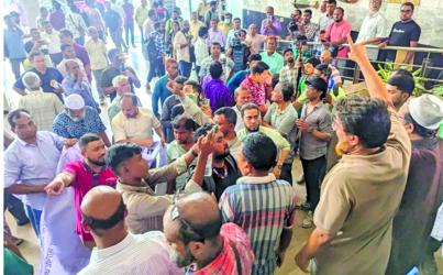 Angry depositors blockade merged banks in Chattogram 