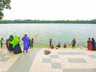 Missing girl\'s corpse recovered from Khan Jahan Ali shrine pond