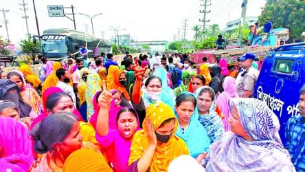 Mass layoffs: Garment workers block highway